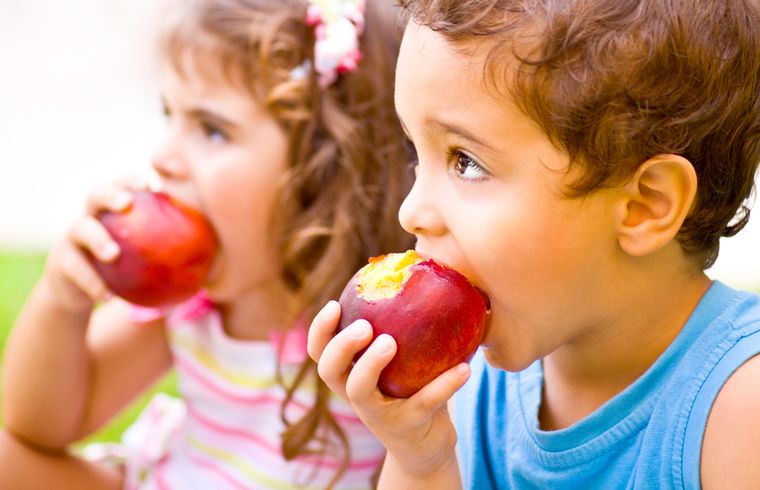 дети едят яблоки