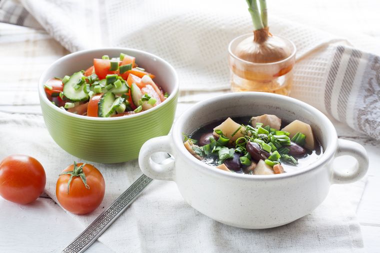 овощной суп и салат