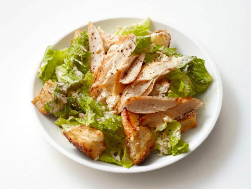 легкий салат Цезарь с курицей