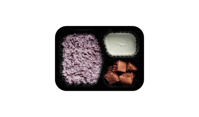 малиновая рисовая каша с фисташковым кремом и шоколадным бисквитом