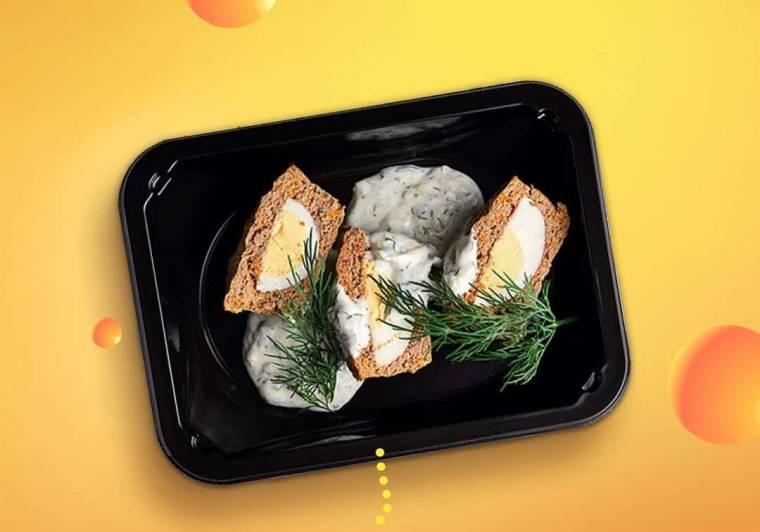печеночные маффины с яйцом и сметанным соусом