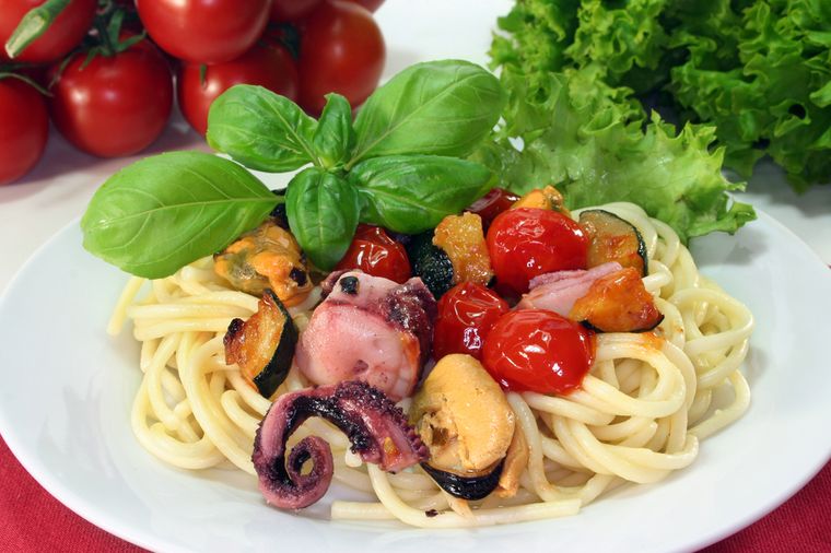 спагетти с помидорами и морепродуктами
